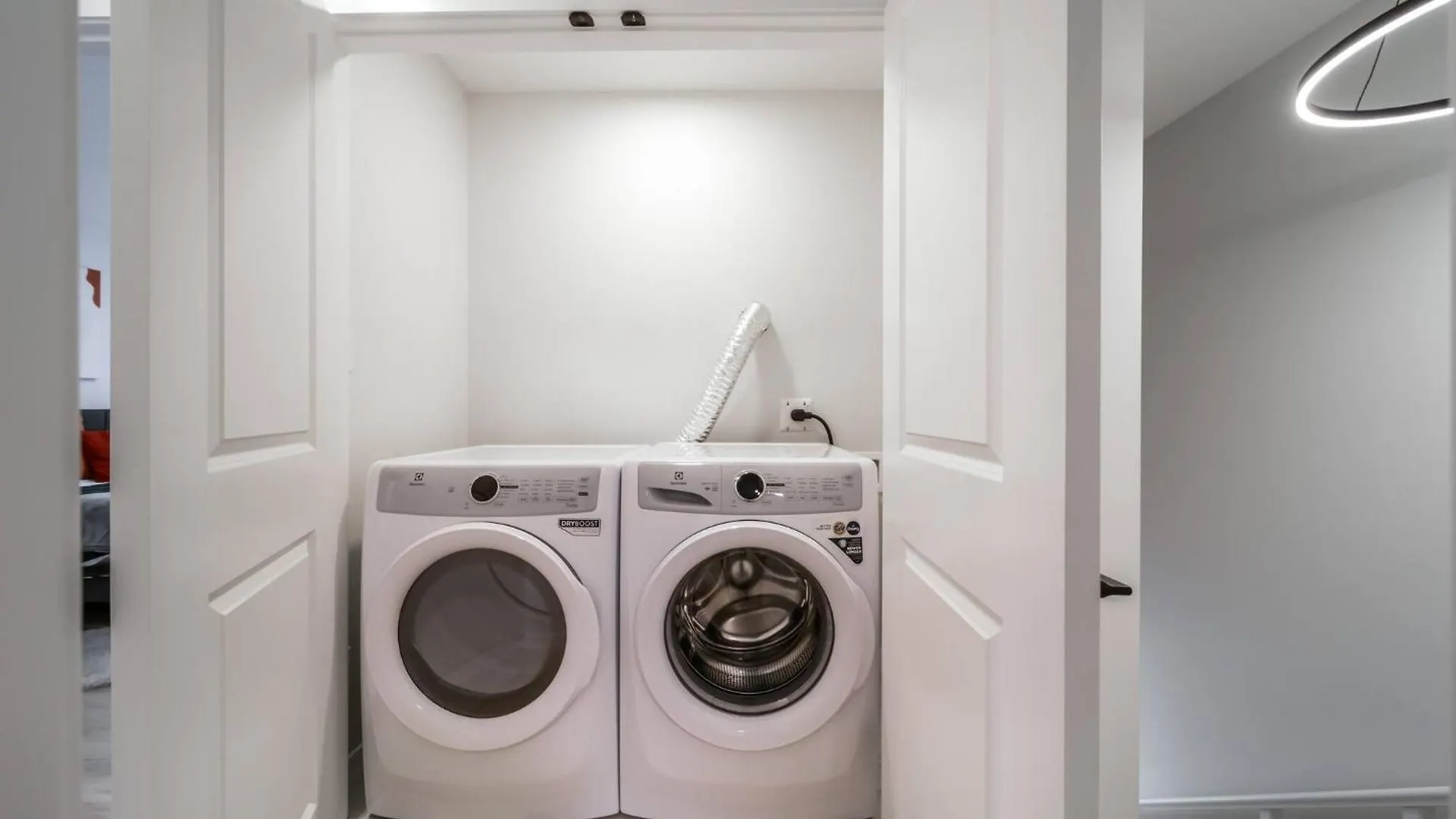 Exoticlushquietretreatkingbed|Wifi|Parking|Wem Villa Edmonton